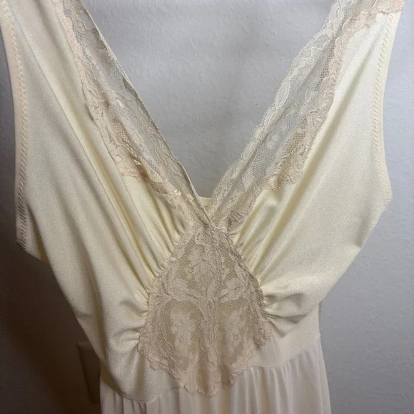 Olga Vintage Cream Yellow Maxi Nightgown Bodysilk Made in USA Lingerie - Picture 4 of 8